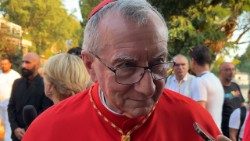 Kardinál Pietro Parolin hovoří na okraj nedělního mariánského procesí v Římě