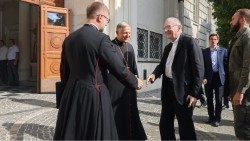 Parolin bíboros megérkezik a lvivi latin rítusú érsek kúriájára 