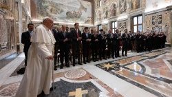 Papa Francisc în Sala Clementină din Palatul Apostolic, împreună cu seminariști ai Seminarului Major din Getafe, Spania (3 august 2024)