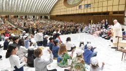 Papa Francisc alături de copii în Aula Paul al VI-lea din Cetatea Vaticanului.