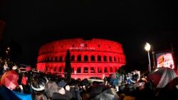 Koloseum osvetlené červenou farbou na pamiatku prenasledovania kresťanov