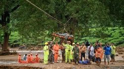 अग्निशमन और राज्य सुरक्षा बलों की टीमें  खोज और बचाव कार्य कर रही हैं