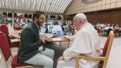 Wyatt Olivas saluta il Papa che gli firma la giustificazione per essere esonerato dalle lezioni universitarie dopo i lavori del Sinodo (foto © Maria Langarica)