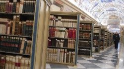 Biblioteca-Apostolica---Volumi-nel-Salone-Sistino-01.jpg