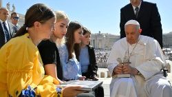 Der Papst mit den vier ukrainischen Frauen, Müttern und Ehefrauen von Asow-Soldaten, die jetzt zu lebenslanger Haft verurteilt wurden