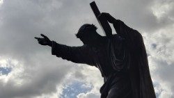 Christusstatue vor einer Kirche in Warschau