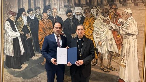 Il cardinale Miguel Angel Ayuso, prefetto del Dicastero per il Dialogo intrerreligioso (a destra) e il giudice Abdelsalam, segretario generale del Consiglio musulmano degli anziani, organizzatori e protagonisti del Global Faith Summit on Climate Action di Abu Dhabi, dal 6 al 7 novembre. (Foto d'archivio)