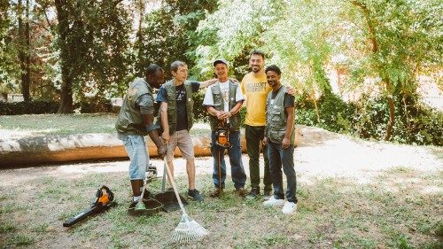 Lorenzo Di Ciaccio insieme ad alcuni giardinieri di Ridaje