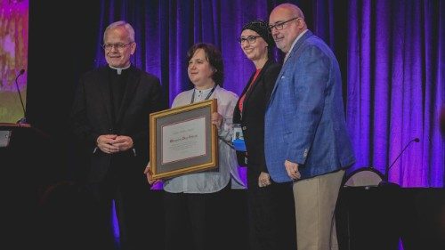 Msgr. Peter I. Vaccari, CNEWA president, confers CNEWA’s Faith & Culture Award to Metropolitan Borys Gudziak, archbishop of the Ukrainian Greek Catholic Archeparchy of Philadelphia, at the Catholic Media Conference in Atlanta on 21 June. His communications director, Mariana Karapinka, received the award on his behalf. (photo: Gerald Wutkowski)