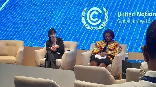 Emilce Cuda (a sinistra), segretario della Pontificia Commissione per l'America Latina, interviene in un panel della Cop28 in corso a Dubai