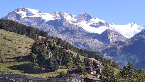 Un'immagine di vette innevate. Anche la montagna subisce i danni derivanti dal cambiamento del clima (foto d'archivio)