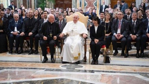 Il Papa durante l'udienza con i Rettori delle Università di America Latina e Caraibi, con a fianco monsignor Vincenzo Paglia, presidente della Pav, e la prof.ssa Emilce Cuda, segretario della Pcal