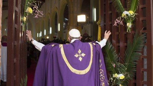 Papa Francesco apre la porta santa della cattedrale di Bangui, il 29 novembre 2015