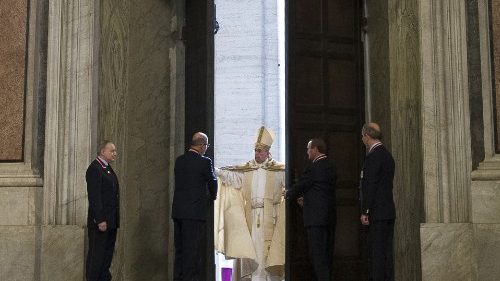 L'apertura della Porta Santa a San Pietro (archivio) 