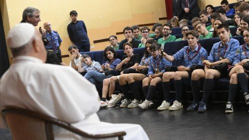 Papa Francesco durante la "Scuola di preghiera" con i giovani nella parrocchia di Santa Bernadette