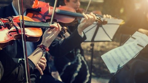 Un'orchestra durante un concerto