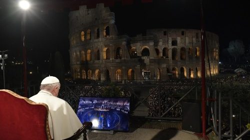 Francesco al Colosseo per la Via Crucis in una foto d'archivio