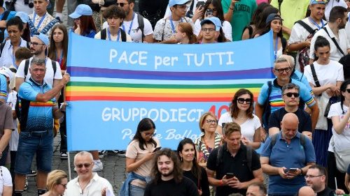 Un appello alla pace per tutti tra le bandiere dei fedeli in piazza San Pietro durante l'Angelus