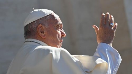 La benedizione del Papa all'udienza generale