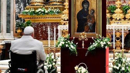 Il Papa in preghiera dinanzi alla Salus Populi Romani (foto d'archivio)