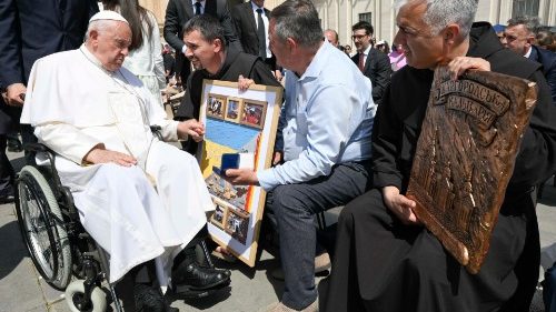 La presentazione al Papa della Via Crucis ucraina