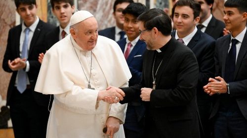 Il Papa ai seminaristi di Madrid: liberarsi da futili idee mondane, porre Dio al centro