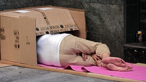 Una persona indigente nel centro di Madrid (Thomas Coex / Afp)