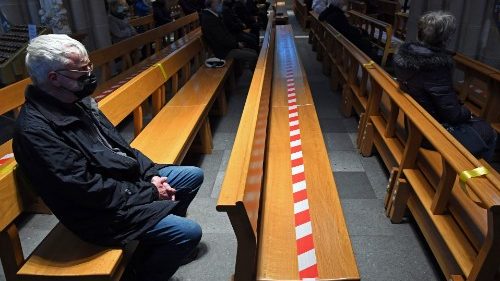 Fedele in chiesa durante l'emergenza sanitaria