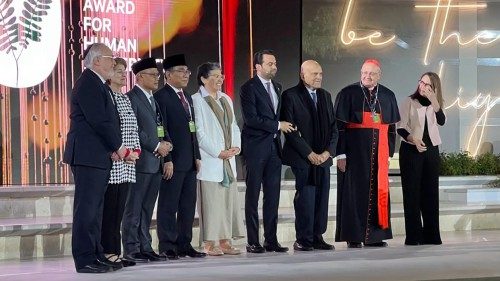 I premiati dell'edizione 2024 del Premio Zayed per la Fratellanza Umana, durante la cerimonia al Founder's  Memorial di Abu Dhabi