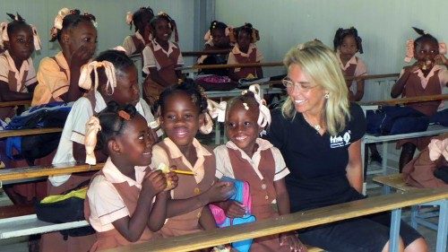 La scuola di strada ad Haiti: nella foto giovani studentesse e la presidente della Fondazione Rava, Mariavittoria Rava