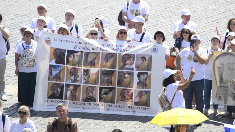 Un gruppo di fedeli in Piazza San Pietro