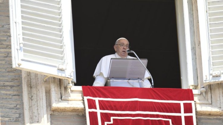 Papa Francesco durante la preghiera dell'Angelus