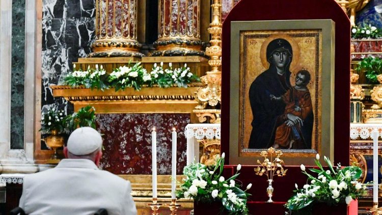 Papa Francesco di fronte all'icona della Salus Populi Romani