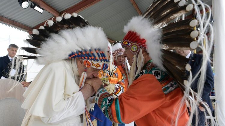 Papa Francesco incontra i leader indigeni durante il pellegrinaggio penItenziale in Canada