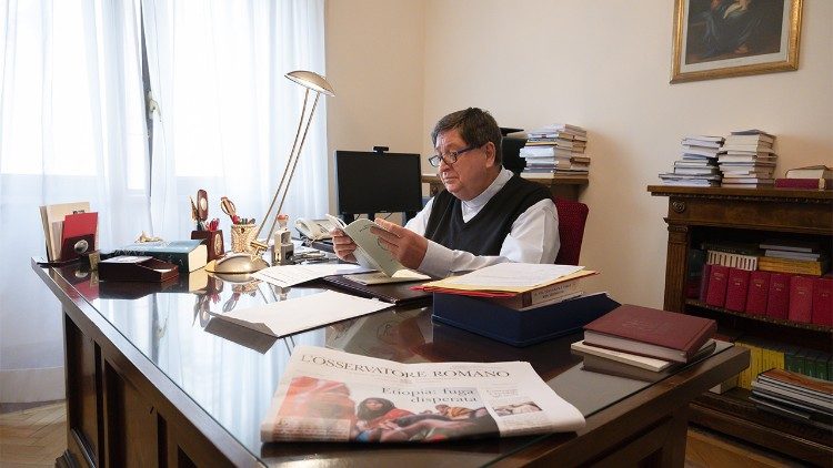 Congregazione Vita Consacrata - il cardinale Braz de Aviz alla sua scrivaniaJPG