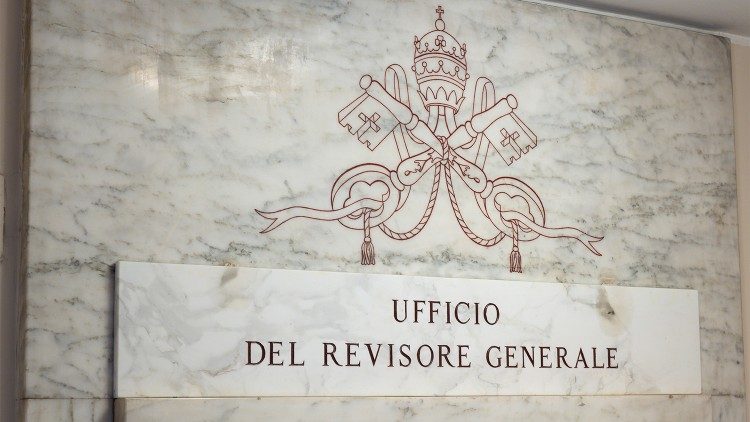 L'insegna di marmo che sovrasta l'ingresso