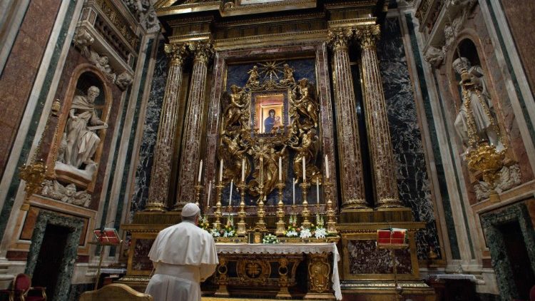 Papst Franziskus bei einem seiner Besuche in der Basilika Santa Maria Maggiore 