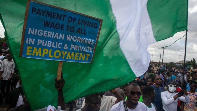  Demonstranten nehmen an einer Kundgebung gegen die Krise der steigenden Lebenshaltungskosten in Lagos, Nigeria, teil.