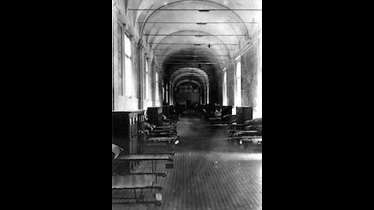 Cots arranged along the Lapidary Gallery in a vintage photo from the Photographic Archive of the Vatican Museums © Musei Vaticani