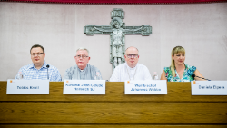 Tobias Knell (l.) auf dem Podium bei der Vorstellung der Ministrantenwallfart (Foto DBK/Lackner)