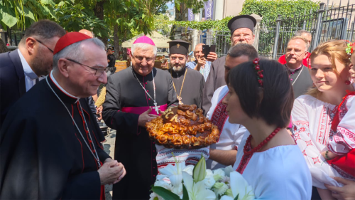 Il cardinale Parolin a Odessa è accolto davanti alla cattedrale romano-cattolica